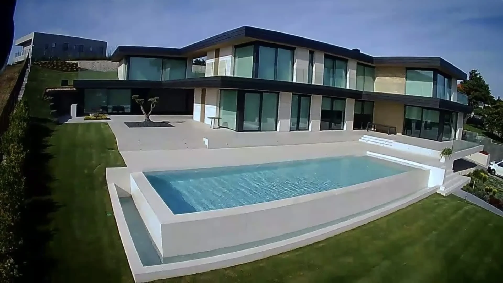 Villa unifamiliar con piscina construida por Camblor Fernández en Asturias