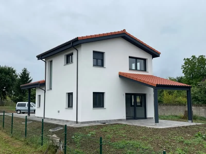 Vivienda unifamiliar nueva con fachada blanca y cubierta de teja en Asturias